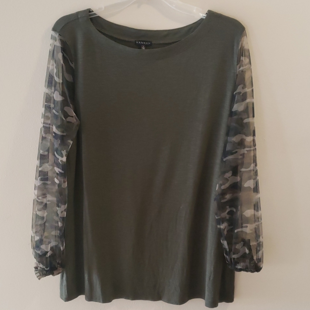 🛍Dark green and camo top